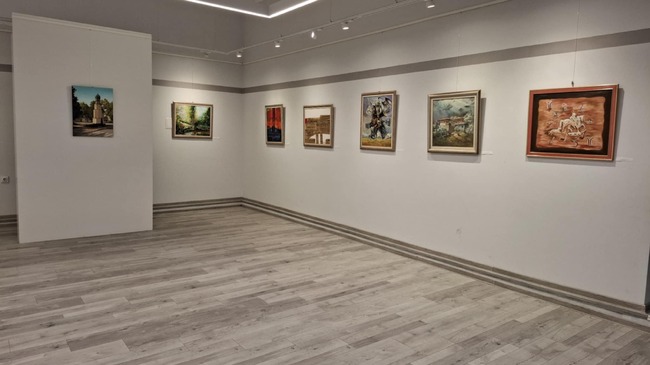 Изложба от националния пленер по живопис „Земя на славни предци“ е подредена в галерия „Петър Персенгиев“ в Нови пазар