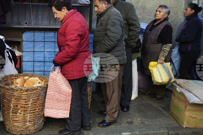Недостигът на хляб в Боливия се превръща в тест за новото правителство и подчертава трудностите след две десетилетия ляво управление