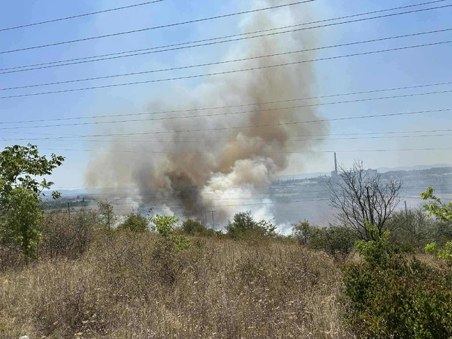 Загасен е пожарът в сухи треви в квартал "Тракия" в Шумен, възстановено е електрозахранването в района