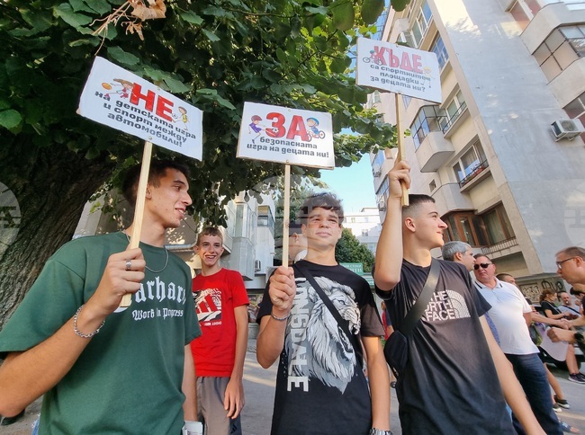 Варненци излязоха на протест заради затворения двор на Техническата гимназия