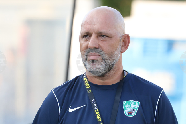 Гледаме напред с наличните ни футболисти, категоричен е наставникът на Берое Виктор Басадре