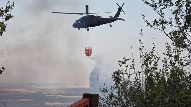 Два самолета и един хеликоптер се използват за потушаването на пожара в община Сунгурларе