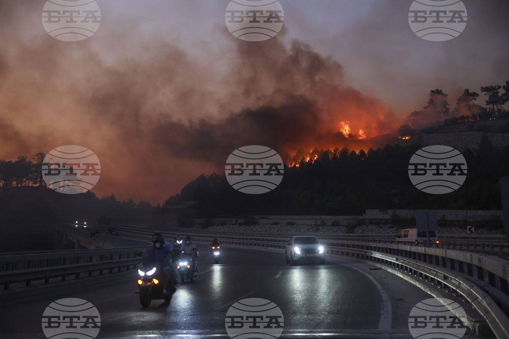 Пожарът край Чанаккале наложи евакуацията на 2090 души 