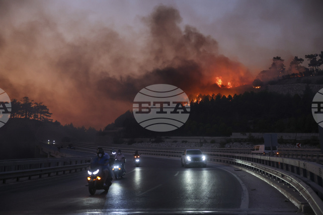 Пожарът край Чанаккале наложи евакуацията на 2090 души 