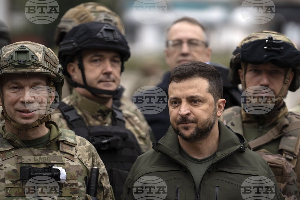 Зеленски посети войските на фронта край Бахмут, раздаде медали