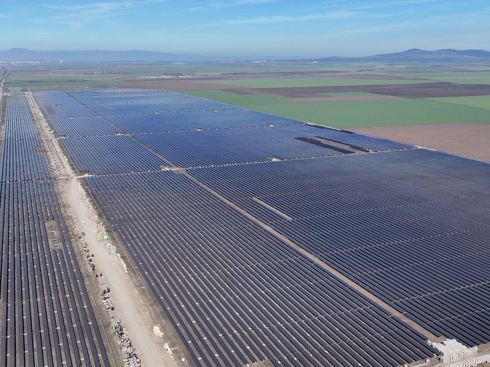 В експлоатация е първата фаза на комплексния ВЕИ проект "Тенево" в Ямболско, съобщи инвеститорът