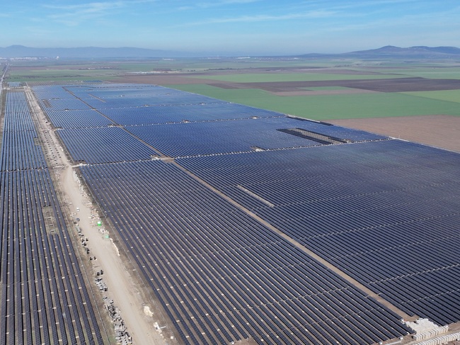 В експлоатация е първата фаза на комплексния ВЕИ проект "Тенево" в Ямболско, съобщи инвеститорът