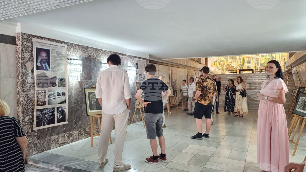 Изложбата "Живот в снимки", посветена на 80-ата годишнина от рождението на Христо Господинов - Печката, е подредена в библиотеката в Добрич