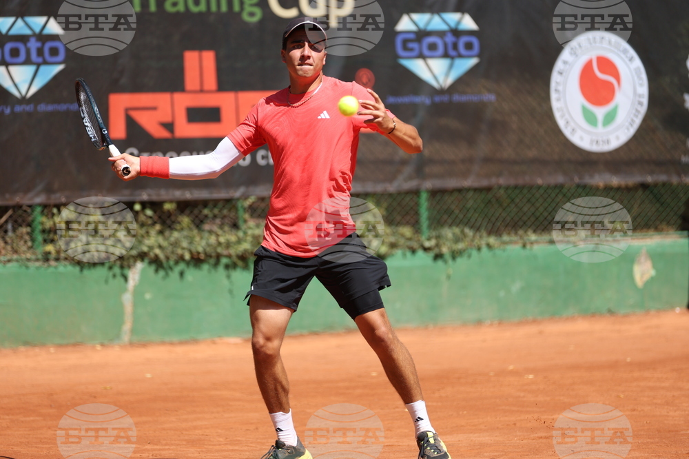 Иван Иванов загуби в два сета срещу словака Алекс Молчан в първия кръг на турнира по тенис от сериите "Чалънджър 75" в София