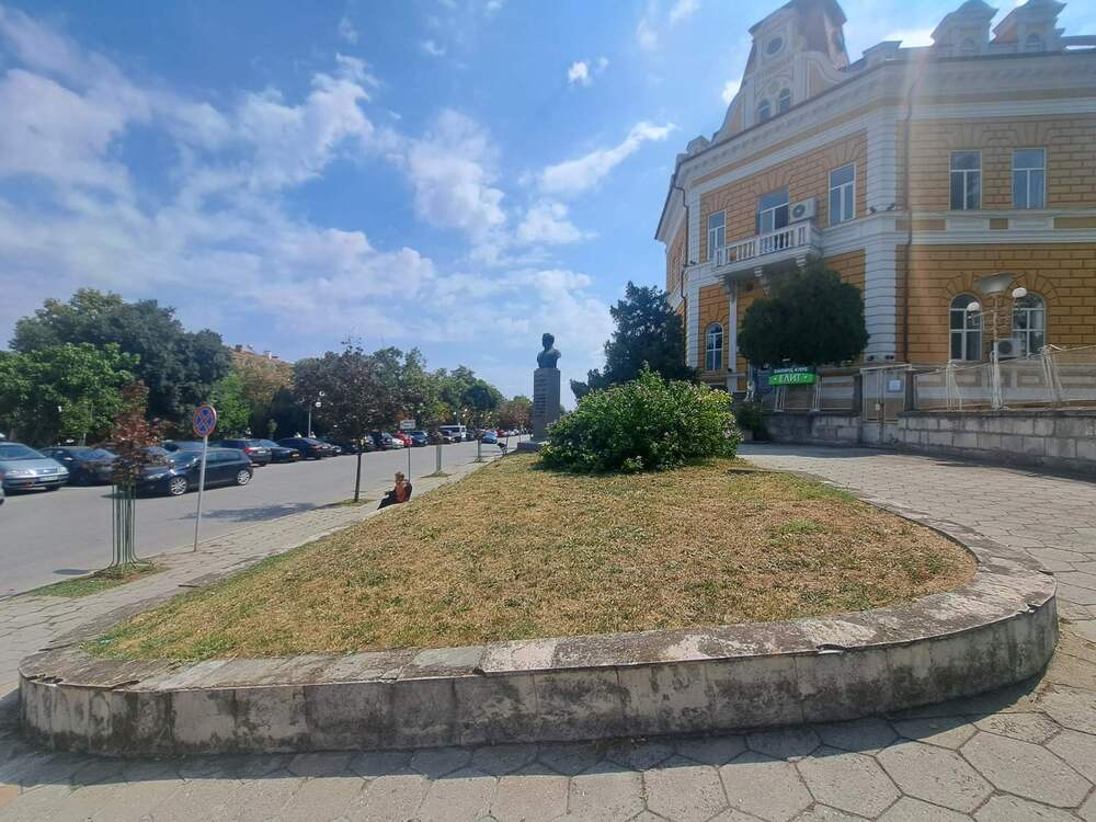 Община Шумен предупреждава, че днес се кастрят клони до Арменската църква