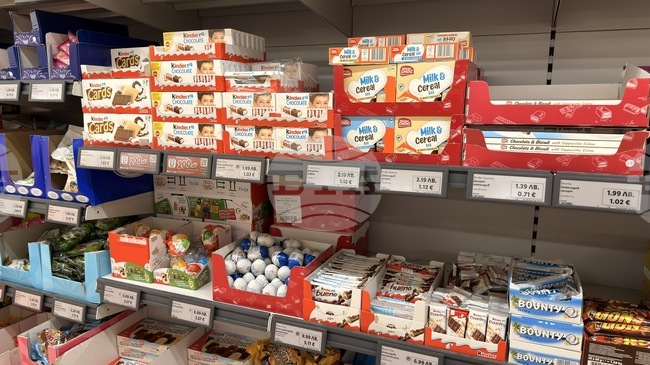 Двойното обозначение на цените в левове и евро обърква немалко потребители в Казанлък, показа анкета на БТА