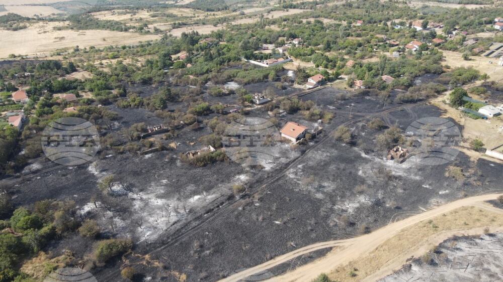 Продължава гасенето на пожара в община Сунгурларе, използват се три самолета и един хеликоптер 