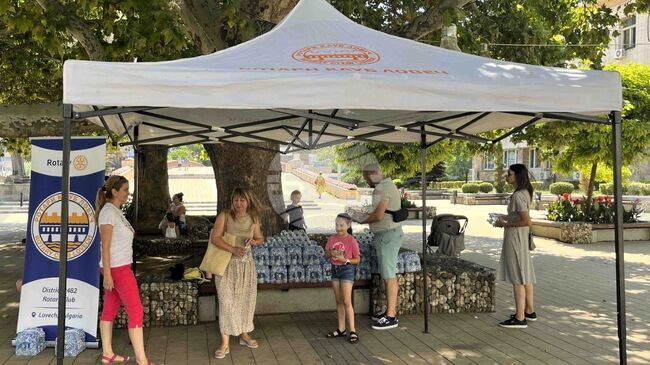 В Ловеч в най-горещите часове до 14 август раздават безплатна бутилирана вода