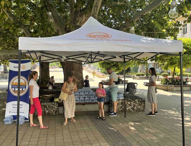 В Ловеч в най-горещите часове до 14 август раздават безплатна бутилирана вода