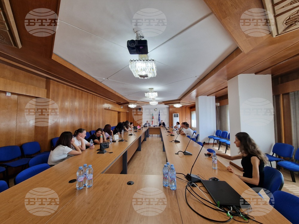 Ученици посетиха Областната администрация в Смолян по повод Международния ден на младежта