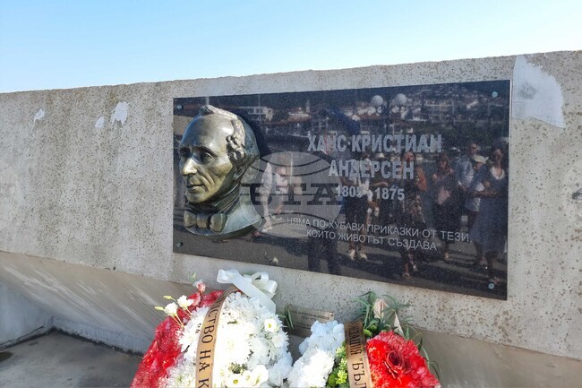 Първият паметник на Ханс Кристиан Андерсен в България бе открит в Свети Влас