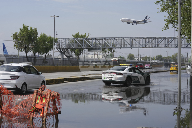 Над 40 загинали и десетки изчезнали след поройните дъждове в Мексико