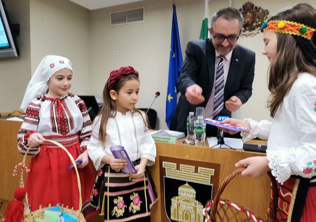 Общински съвет Плевен: Деца подариха мартеници за здраве в Общински съвет - Плевен