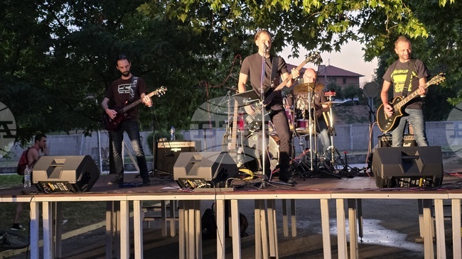 Млади панагюрски изпълнители изнесоха концерт в градския парк на Панагюрище 