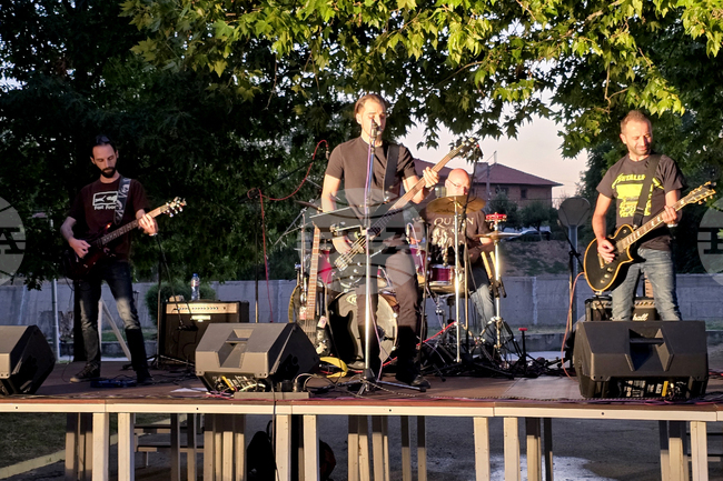 Млади панагюрски изпълнители изнесоха концерт в градския парк на Панагюрище 