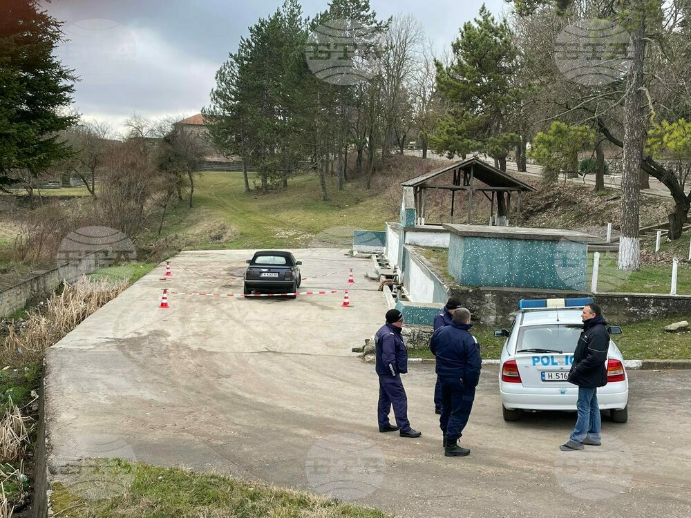 Мъртъв младеж и момиче в безсъзнание са открити в автомобил в шуменското село Друмево