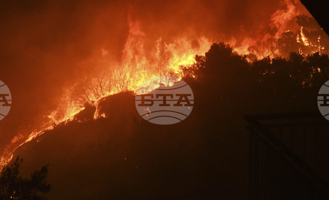 Над 20 румънски пожарникари участват в гасенето на горски пожар край Мегара в Гърция