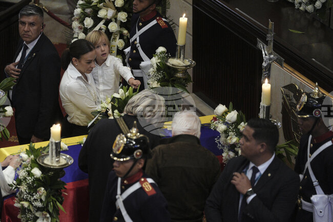 Хиляди колумбийци отдадоха последна почит на убития сенатор и кандидат за президент Мигел Урибе