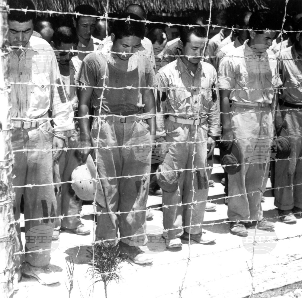 В излъчен преди 80 години по радиото запис на обръщение на императора на Япония Хирохито се обявява, че страната не може да спечели войната