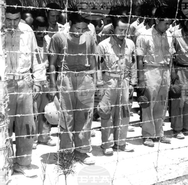 В излъчен преди 80 години по радиото запис на обръщение на императора на Япония Хирохито се обявява, че страната не може да спечели войната