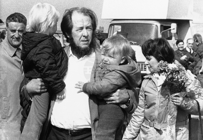 Световните агенции съобщават преди 35 години, че президентът на СССР Михаил Горбачов възстановява гражданството на Александър Солженицин