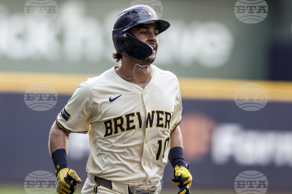 Pirates Brewers Baseball
