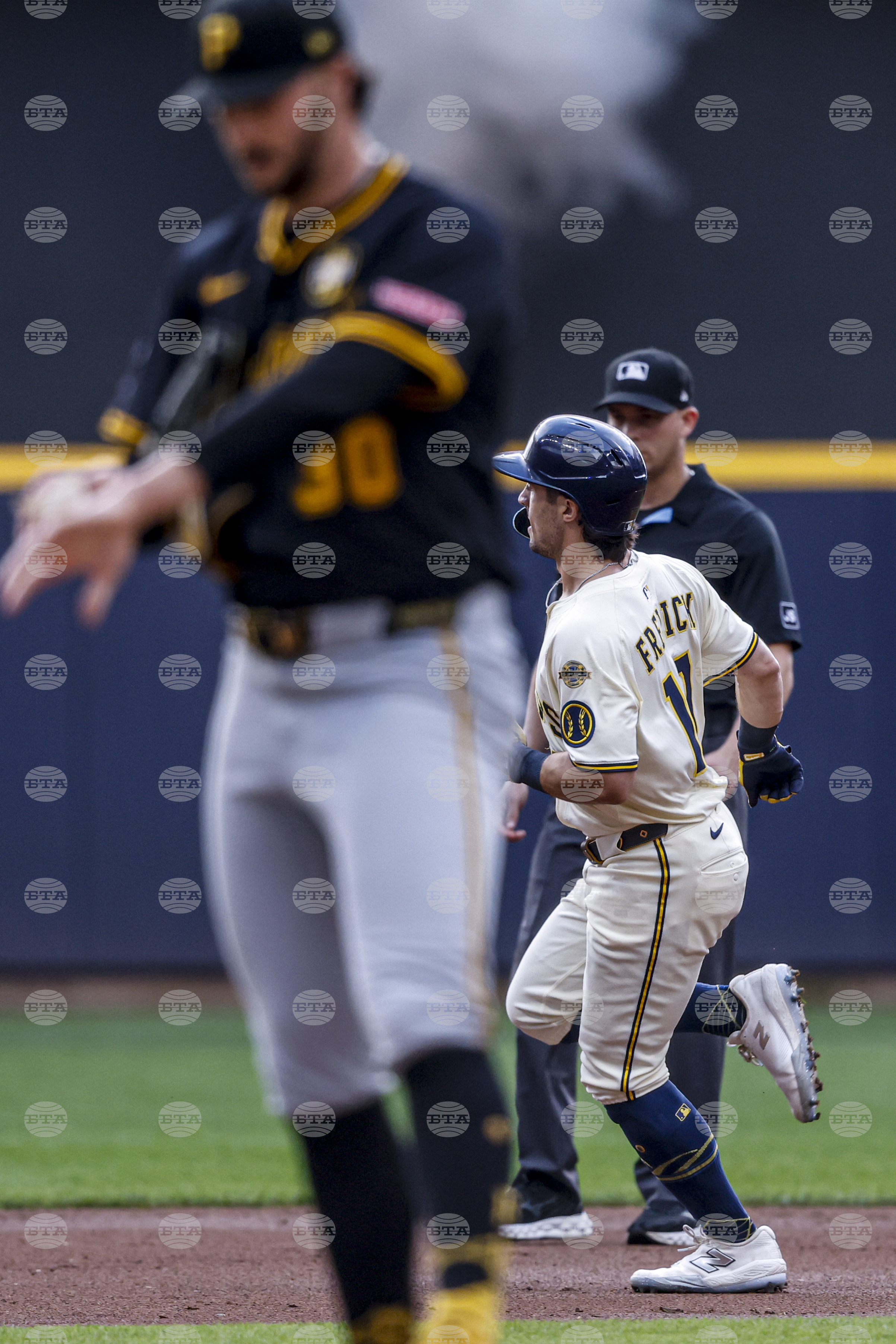 Pirates Brewers Baseball