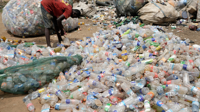 Преговорите за изготвяне на първо международно споразумение относно замърсяването с пластмаси са удължени и днес