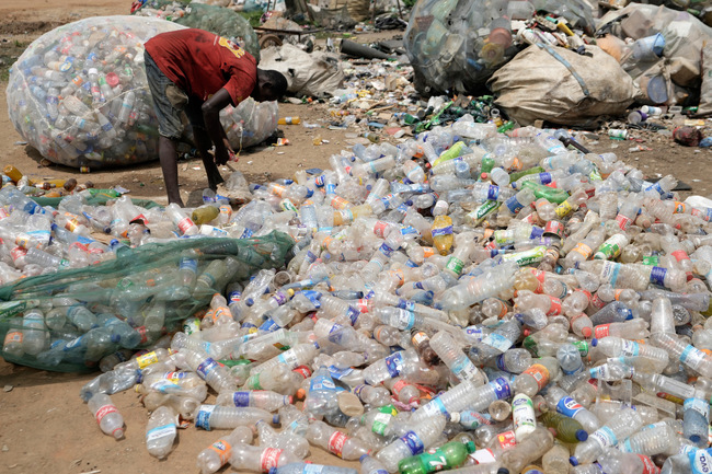 Преговорите за изготвяне на първо международно споразумение относно замърсяването с пластмаси са удължени и днес