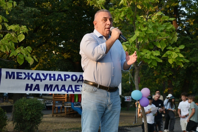 Стефан Радев: Чуваме гласа на младите. Той е важен за бъдещето на България