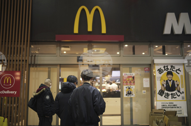 "МакДоналдс" спря от продажба в Япония менютата "Хепи Мийл", които включваха карти Покемон