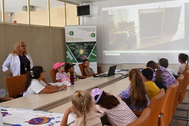 В институт на БАН се състоя ваканционно обучение в детското ателие "Електрохимия за зелена енергия" 