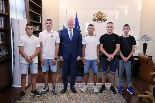 Премиерът Желязков за младежите, които помагат в гасенето на пожарите в Сунгурларе: Те са представители на всички, които в тези усилни времена показват човешкия добродетел