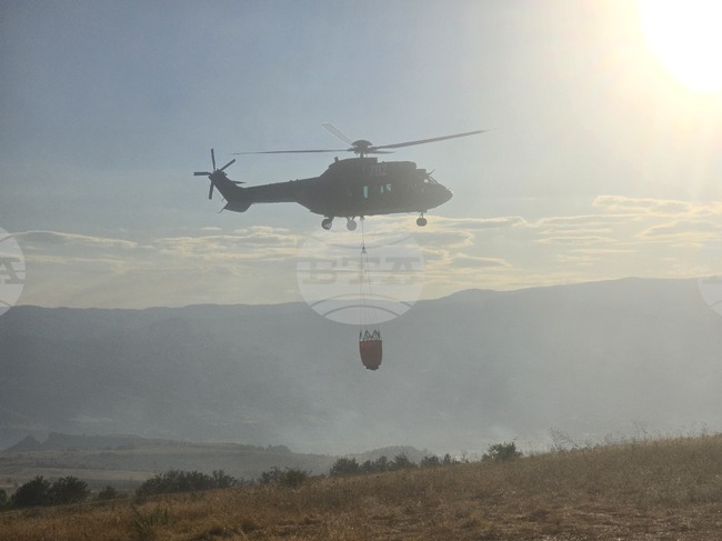В гасенето на пожара край Пирин се включиха два хеликоптера "Кугър" 