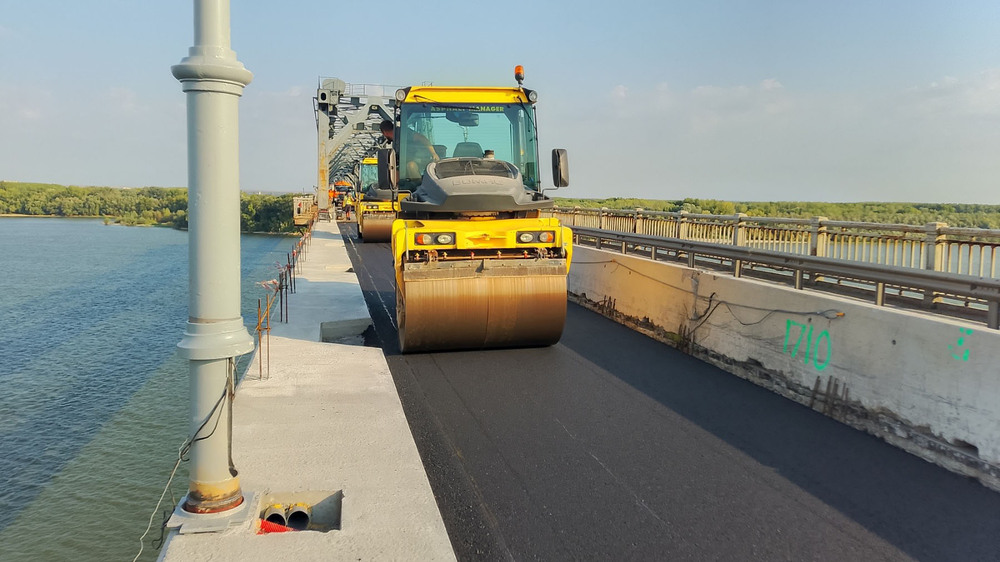 АПИ: Асфалтира се затворения 320-метров участък на Дунав мост при Русе