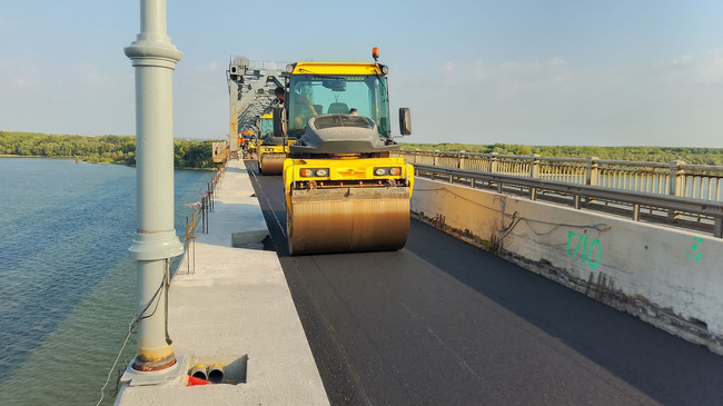 Работници асфалтират затворения за ремонт 320-метров участък от Дунав мост при Русе