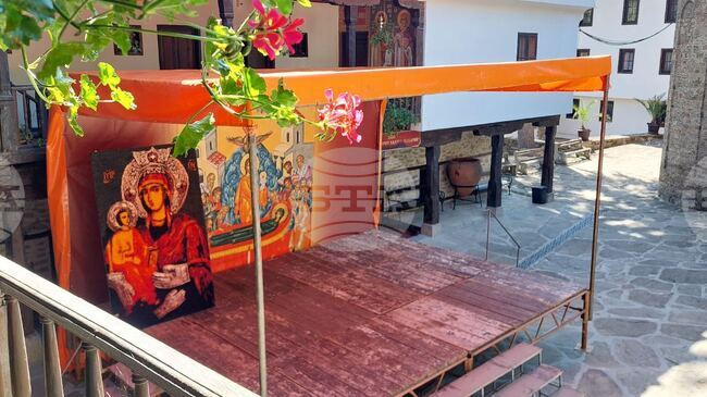 Най-голямата у нас тъкана икона на Света Богородица „Троеручица“ ще бъде осветена на 14 август в Троянския манастир