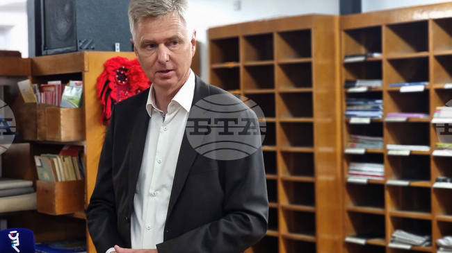 Danish Ambassador Donates Anthology of Danish Poetry to Regional Library in Yambol