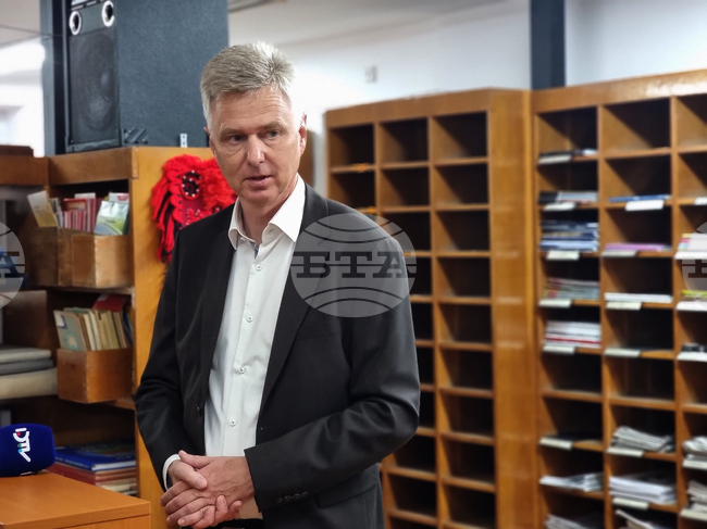 Danish Ambassador Donates Anthology of Danish Poetry to Regional Library in Yambol