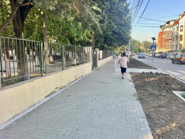 Обновиха тротоарите около ОУ "Христо Ботев“ в бургаския квартал "Сарафово“