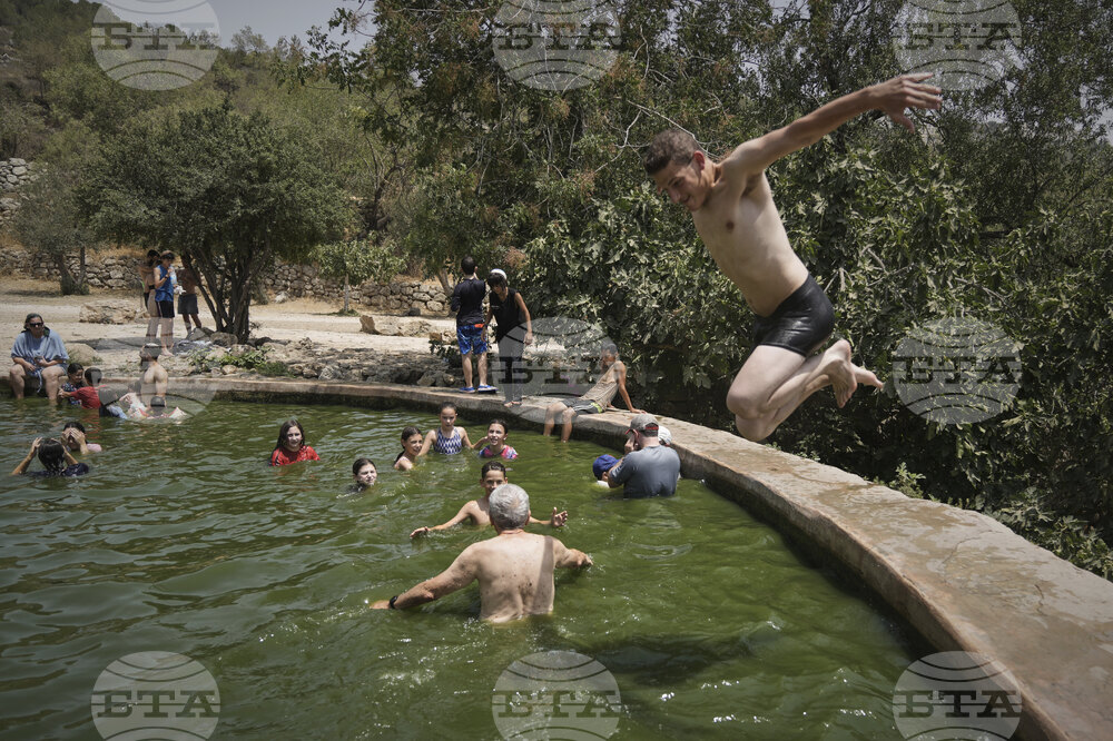 Израел преживява рекордна гореща вълна, на някои места температурите достигат почти 50 градуса по Целзий 