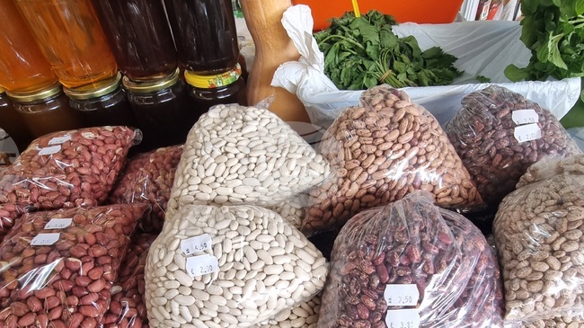 Повечето търговски обекти в Кърджали са обявили цените на стоките и услугите си в лева и евро