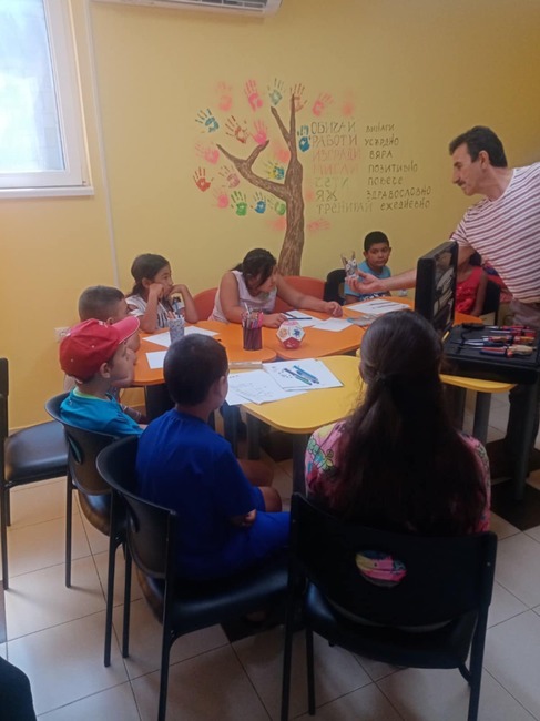 Полицаи изнесоха беседа в Центъра за работа с деца на улицата в Котел