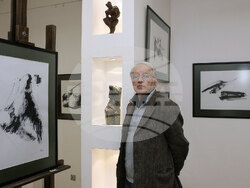 София (5 април 2007) Тази вечер в галерия "Българи" се открива изложба от скулптури и рисунки на художника Валентин Старчев, озаглавена "Акт с арфа". Пресфото-БТА, снимка: Бистра Бошнакова/архив