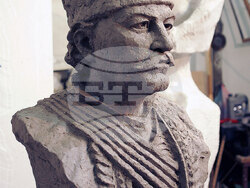 София (20 август 2004) Макета на бюст-паметника на капитан Петко войвода в ателието на скулптора Валентин Старчев,който ще бъде издигнат на Хълма на гарибалдийците в центъра на Рим. Пресфото-БТА, снимка: Тихомир Пенов/архив